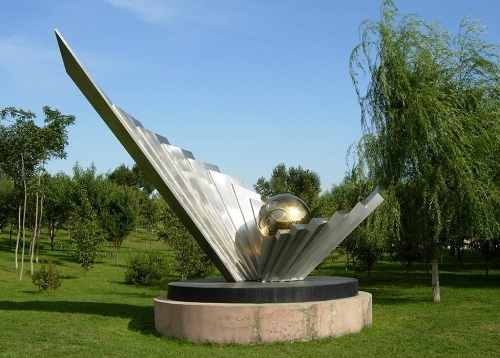 鄭州雕塑廠家分享不銹鋼雕塑具有的優點(圖1) http://m.whgps.cn/